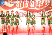 <b>《女兵走在大街上》</b>