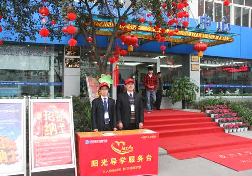 红动新华校园，温暖新生心田---小红帽阳光导学小组