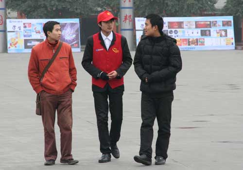 红动新华校园，温暖新生心田---小红帽阳光导学小组