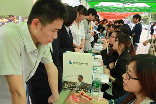招聘会现场，学子沉着应对
