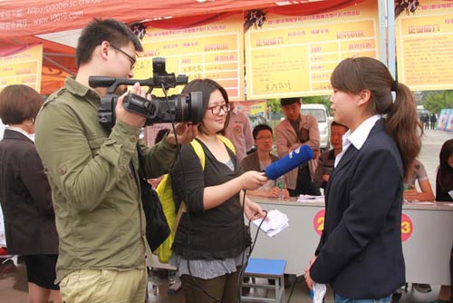 四川电视台现场采访新华毕业学子