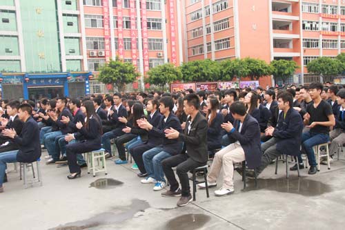 四川新华2013毕业典礼：这一天，我们毕业了