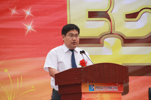四川新华2013毕业典礼：这一天，我们毕业了
