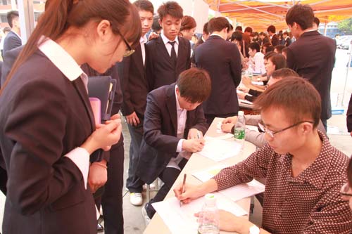 学校招聘会现场，学子成功就业