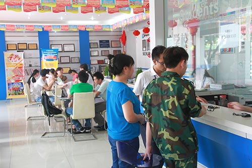 8月新生报名季，众多学子选四川新华