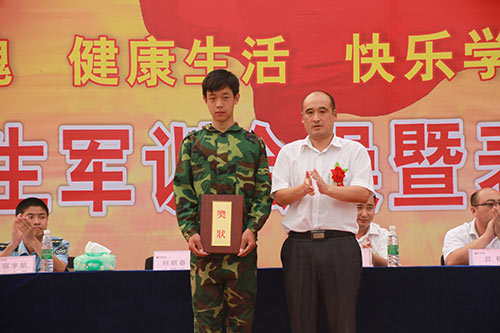 2013级新生军训汇演：英姿飒爽，青春飞扬