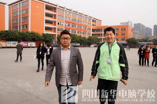 新华人的一天：教室窗外的那双眼睛