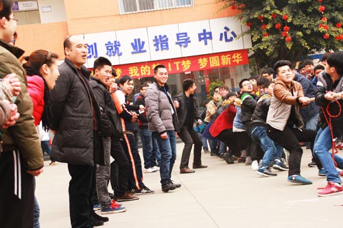 拔河比赛：团结进取的最佳诠释