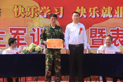 神采英姿汇军训，青春梦想聚新华