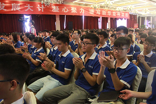 “城市有我奋斗的青春”新华杰出校友报告会