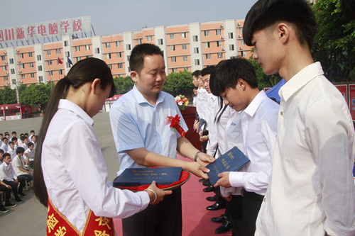 告别与起航：2015届毕业典礼隆重举行